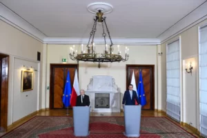 Premier Jarosław Kaczyński i premier Mateusz Morawiecki podczas wypowiedzi dla mediów po zakończonym posiedzeniu Rady Ministrów