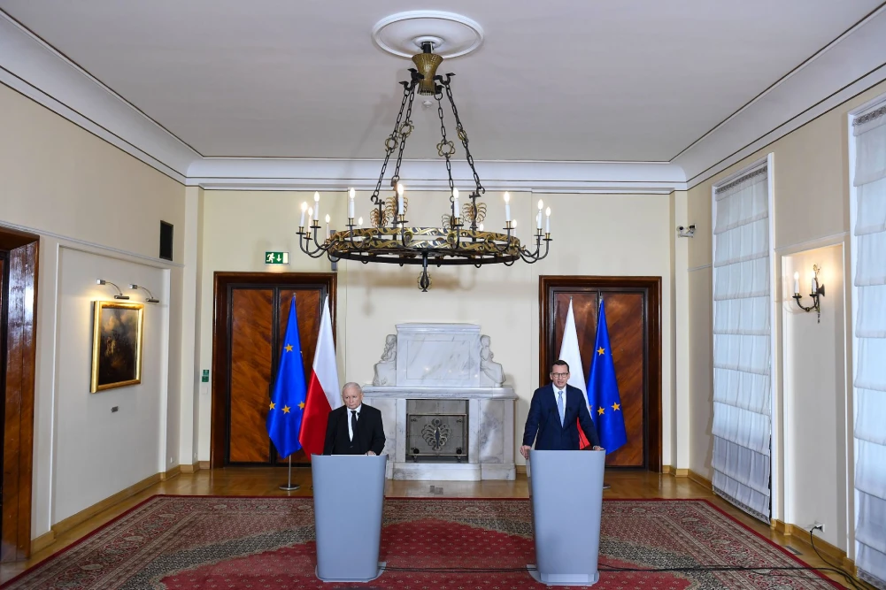 Premier Jarosław Kaczyński i premier Mateusz Morawiecki podczas wypowiedzi dla mediów po zakończonym posiedzeniu Rady Ministrów