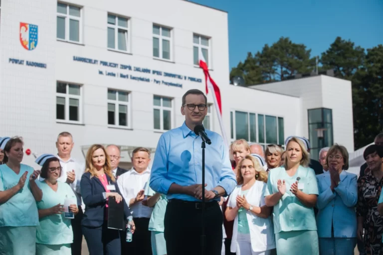 Mateusz Morawiecki podczas wizyty w szpitalu w miejscowości Pionki oraz Ośrodku Zdrowia w Przytyku