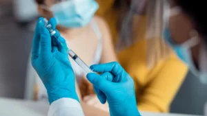 Przepisy utrudniają nastolatkom dostęp do szczepień przeciw Covid-19