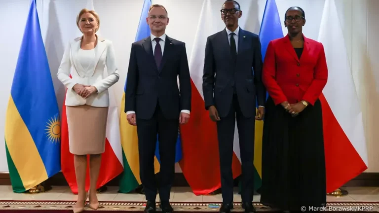 Kigali | Ceremonia oficjalnego powitania Prezydenta Andrzeja Dudę z Małżonką przez Prezydenta Republiki Rwandy z Małżonką