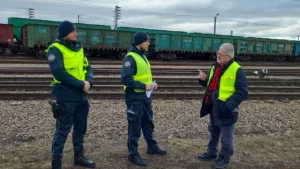 Minister Czesław Siekierski rozmawia z funkcjonariuszami służby celno-skarbowej na przejściu granicznym