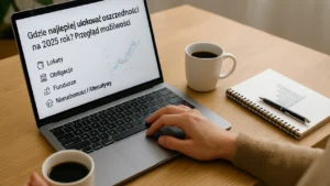 Osoba przeglądająca oferty lokat i inwestycji na laptopie z kubkiem kawy przy domowym biurku